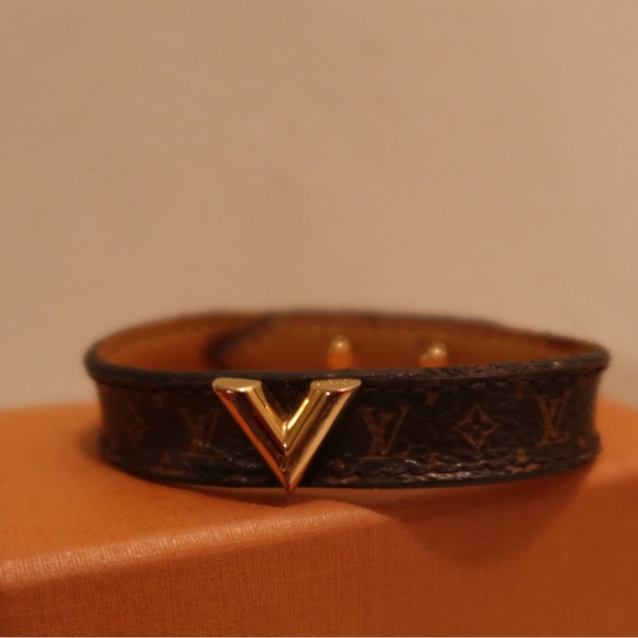 Louis Vuitton Essential V monogram bracelet - Picture 3 of 4